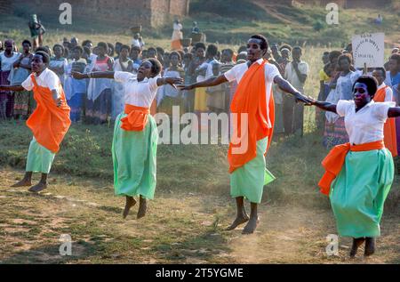 Ruanda, Mbanza; Männer und Frauen, die einen traditionellen Tanz während eines Dorffestes aufführen. Stockfoto