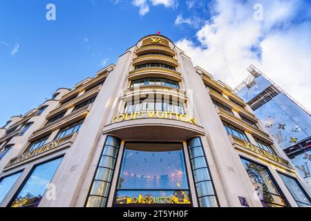 Außenansicht des Louis Vuitton Luxusgeschäfts an der 101 Avenue des Champs-Elysées, 75008 Paris, Frankreich. Stockfoto