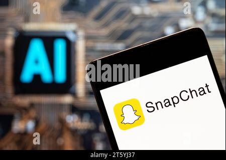 In dieser Fotoabbildung wird das Multimedia Messaging Snapchat (NYSE: SNAP)-Logo auf einem Smartphone mit einem KI-Chip und einem Symbol im Hintergrund angezeigt. (Foto von Budrul Chukrut / SOPA Images/SIPA USA) *** ausschließlich für redaktionelle Nachrichtenzwecke *** Stockfoto