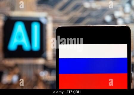 China. November 2023. In dieser Fotoabbildung wird die Flagge der Russischen Föderation auf einem Smartphone mit einem Chip für künstliche Intelligenz (KI) und einem Symbol im Hintergrund angezeigt. (Foto von Budrul Chukrut/SOPA Images/SIPA USA) *** ausschließlich für redaktionelle Nachrichten *** Credit: SIPA USA/Alamy Live News Stockfoto