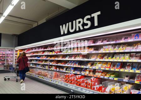 Verarbeitete Fleischprodukte in einem Lebensmittelgeschäft Stockfoto