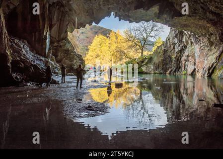 Rydal, Ambleside, Cumbria, Großbritannien. November 2023. Besucher des Lake District in Rydal Cave in der Nähe von Ambleside, Cumbria, nehmen sich an einem sehr duschigen Tag Zeit, um Schutz zu suchen. Quelle: John Eveson/Alamy Live News Stockfoto