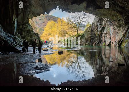 Rydal, Ambleside, Cumbria, Großbritannien. November 2023. Besucher des Lake District in Rydal Cave in der Nähe von Ambleside, Cumbria, nehmen sich an einem sehr duschigen Tag Zeit, um Schutz zu suchen. Quelle: John Eveson/Alamy Live News Stockfoto