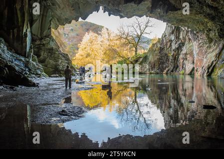 Rydal, Ambleside, Cumbria, Großbritannien. November 2023. Besucher des Lake District in Rydal Cave in der Nähe von Ambleside, Cumbria, nehmen sich an einem sehr duschigen Tag Zeit, um Schutz zu suchen. Quelle: John Eveson/Alamy Live News Stockfoto