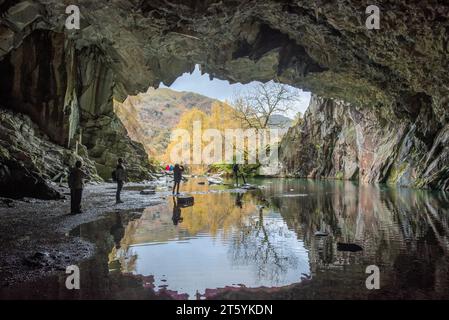 Rydal, Ambleside, Cumbria, Großbritannien. November 2023. Besucher des Lake District in Rydal Cave in der Nähe von Ambleside, Cumbria, nehmen sich an einem sehr duschigen Tag Zeit, um Schutz zu suchen. Quelle: John Eveson/Alamy Live News Stockfoto