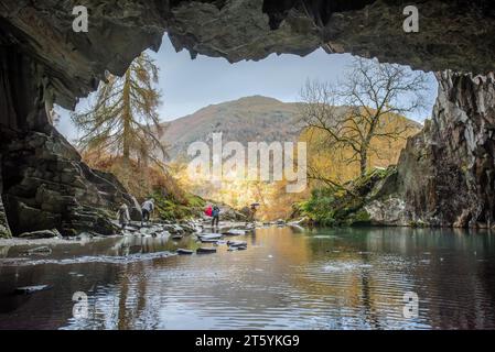 Rydal, Ambleside, Cumbria, Großbritannien. November 2023. Besucher des Lake District in Rydal Cave in der Nähe von Ambleside, Cumbria, nehmen sich an einem sehr duschigen Tag Zeit, um Schutz zu suchen. Quelle: John Eveson/Alamy Live News Stockfoto