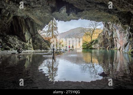 Rydal, Ambleside, Cumbria, Großbritannien. November 2023. Besucher des Lake District in Rydal Cave in der Nähe von Ambleside, Cumbria, nehmen sich an einem sehr duschigen Tag Zeit, um Schutz zu suchen. Quelle: John Eveson/Alamy Live News Stockfoto