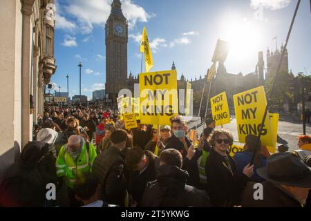 London, England, Großbritannien. November 2023. Mitglieder der Anti-Monarchie-Gruppe Republic protestieren auf dem Weg von König Karl III., als er zum Palast von Westminster geht, bevor der Staat das britische parlament eröffnet. (Kreditbild: © Tayfun Salci/ZUMA Press Wire) NUR REDAKTIONELLE VERWENDUNG! Nicht für kommerzielle ZWECKE! Stockfoto