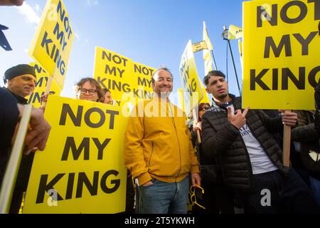 London, England, Großbritannien. November 2023. Mitglieder der Anti-Monarchie-Gruppe Republic protestieren auf dem Weg von König Karl III., als er zum Palast von Westminster geht, bevor der Staat das britische parlament eröffnet. (Kreditbild: © Tayfun Salci/ZUMA Press Wire) NUR REDAKTIONELLE VERWENDUNG! Nicht für kommerzielle ZWECKE! Stockfoto