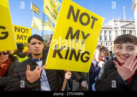 London, England, Großbritannien. November 2023. Mitglieder der Anti-Monarchie-Gruppe Republic protestieren auf dem Weg von König Karl III., als er zum Palast von Westminster geht, bevor der Staat das britische parlament eröffnet. (Kreditbild: © Tayfun Salci/ZUMA Press Wire) NUR REDAKTIONELLE VERWENDUNG! Nicht für kommerzielle ZWECKE! Stockfoto