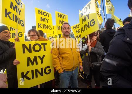 London, England, Großbritannien. November 2023. Mitglieder der Anti-Monarchie-Gruppe Republic protestieren auf dem Weg von König Karl III., als er zum Palast von Westminster geht, bevor der Staat das britische parlament eröffnet. (Kreditbild: © Tayfun Salci/ZUMA Press Wire) NUR REDAKTIONELLE VERWENDUNG! Nicht für kommerzielle ZWECKE! Stockfoto