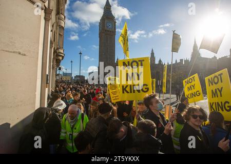 London, England, Großbritannien. November 2023. Mitglieder der Anti-Monarchie-Gruppe Republic protestieren auf dem Weg von König Karl III., als er zum Palast von Westminster geht, bevor der Staat das britische parlament eröffnet. (Kreditbild: © Tayfun Salci/ZUMA Press Wire) NUR REDAKTIONELLE VERWENDUNG! Nicht für kommerzielle ZWECKE! Stockfoto