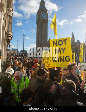 London, England, Großbritannien. November 2023. Mitglieder der Anti-Monarchie-Gruppe Republic protestieren auf dem Weg von König Karl III., als er zum Palast von Westminster geht, bevor der Staat das britische parlament eröffnet. (Kreditbild: © Tayfun Salci/ZUMA Press Wire) NUR REDAKTIONELLE VERWENDUNG! Nicht für kommerzielle ZWECKE! Stockfoto