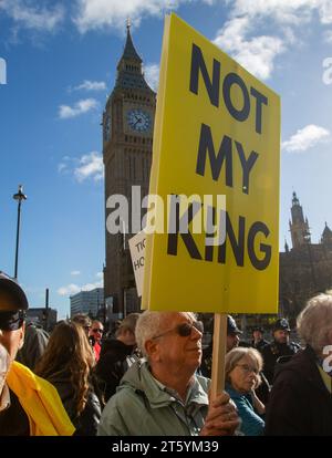 London, England, Großbritannien. November 2023. Mitglieder der Anti-Monarchie-Gruppe Republic protestieren auf dem Weg von König Karl III., als er zum Palast von Westminster geht, bevor der Staat das britische parlament eröffnet. (Kreditbild: © Tayfun Salci/ZUMA Press Wire) NUR REDAKTIONELLE VERWENDUNG! Nicht für kommerzielle ZWECKE! Stockfoto