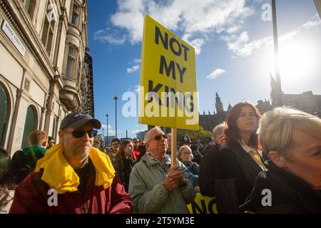 London, England, Großbritannien. November 2023. Mitglieder der Anti-Monarchie-Gruppe Republic protestieren auf dem Weg von König Karl III., als er zum Palast von Westminster geht, bevor der Staat das britische parlament eröffnet. (Kreditbild: © Tayfun Salci/ZUMA Press Wire) NUR REDAKTIONELLE VERWENDUNG! Nicht für kommerzielle ZWECKE! Stockfoto