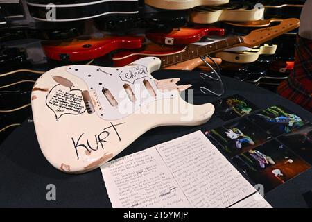 Kurt Cobains Bühnen-gespielte und zerschmetterte Cream Fender Stratocaster wird während der Medienvorschau für Juliens „gespielte, getragene, gerissene Rock'n'Roll-Ikone“ gezeigt Stockfoto