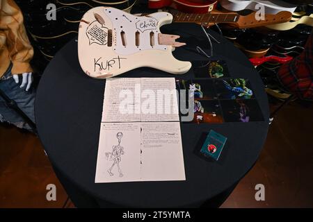 Kurt Cobains Bühnenbild und zerschmetterte Creme Fender Stratocaster, handschriftliche Notizen und Skizzen und Zigarettenpackungen, die während der Prev-Medien zu sehen waren Stockfoto