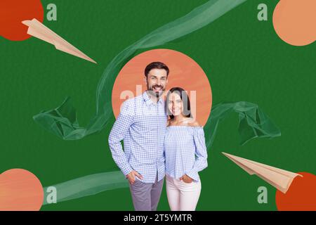 Bannerbild 3D Collage des lächelnden schönen umarmenden Paares, das auf Hochzeitswochenende-Reise fliegt, isoliert auf grünem Zeichenhintergrund Stockfoto