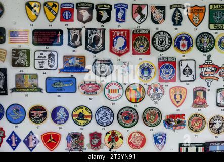 USA, Washington, National Mall, Geschäft mit Wappen, Emblemen und Patches der US-Armee, Luftwaffe, Vietnamkrieg usw. in der Nähe von Kriegsdenkmälern an der Lincoln Statue Stockfoto