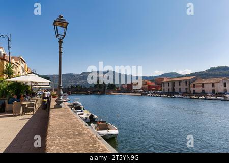 Restaurant und Boote, Blick über den Fluss Temo in der Altstadt, Bosa, Oristano, Westsardinien, Sardinien, Italien Stockfoto