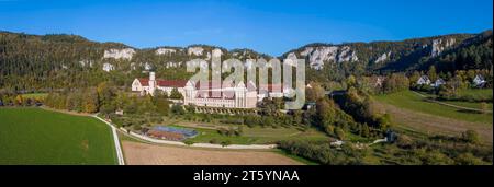 Erzabtei St. Martin in Beuron, ein Benediktinerkloster in Beuron im oberen Donautal, das seit 1863 besteht. Panoramafoto. Stockfoto