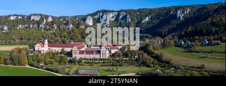 Erzabtei St. Martin in Beuron, ein Benediktinerkloster in Beuron im oberen Donautal, das seit 1863 besteht. Panoramafoto. Stockfoto