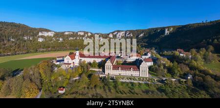 Erzabtei St. Martin in Beuron, ein Benediktinerkloster in Beuron im oberen Donautal, das seit 1863 besteht. Panoramafoto. Stockfoto