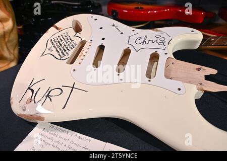 Kurt Cobains Bühnen-gespielte und zerschmetterte Cream Fender Stratocaster wird während der Medienvorschau für Juliens „gespielte, getragene, gerissene Rock'n'Roll-Ikone“ gezeigt Stockfoto