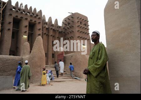 MALI, Djenne, große Moschee aus Lehm ist ein UNESCO-Weltkulturerbe. muslimische Männer gehen abends zum Gebet, tragen den traditionellen Boubou aus Baumwolle oder Damaststoff Stockfoto