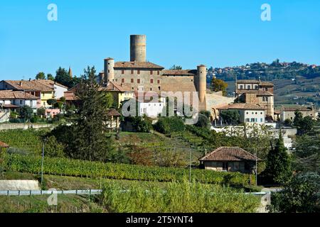 Das Dorf Castiglione Falletto mit Schloss in der Langhe Weinbauregion, Castiglione Falletto Piemont, Italien Stockfoto