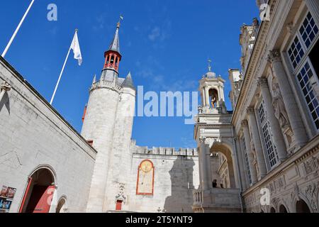 Historisches Rathaus von La Rochelle, Hotel de Ville, Innenhof mit Glockenturm und Sonnenuhr, Charente-Maritime, Frankreich Stockfoto
