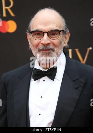 London, Großbritannien. April 2019. David Suchet nimmt an den Olivier Awards 2019 mit MasterCard in der Royal Albert Hall in London, England, Teil. (Foto: Fred Duval/SOPA Images/SIPA USA) Credit: SIPA USA/Alamy Live News Stockfoto