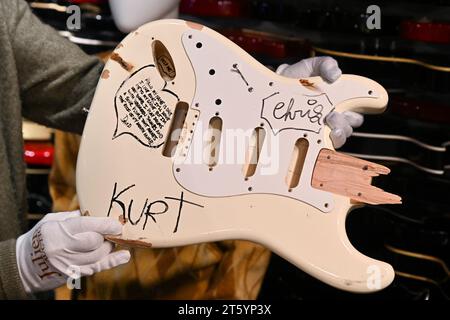 Kurt Cobains Bühnen-gespielte und zerschmetterte Cream Fender Stratocaster wird während der Medienvorschau für Juliens „gespielte, getragene, gerissene Rock'n'Roll-Ikone“ gezeigt Stockfoto