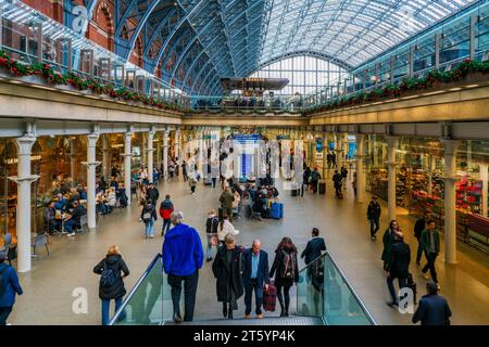 LONDON, UK - 07. NOVEMBER 2023: Pendler in St Pancras International Station, einem der meistbefahrenen Londoner Bahnhöfe Stockfoto