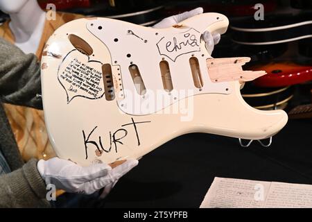 Kurt Cobains Bühnen-gespielte und zerschmetterte Cream Fender Stratocaster wird während der Medienvorschau für Juliens „gespielte, getragene, gerissene Rock'n'Roll-Ikone“ gezeigt Stockfoto