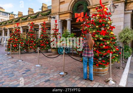 LONDON, Großbritannien - 07. NOVEMBER 2023: Covent Garden, eine der beliebtesten Einkaufs- und Touristenattraktionen in London, bekannt für seine Restaurants, Geschäfte und Live Stockfoto