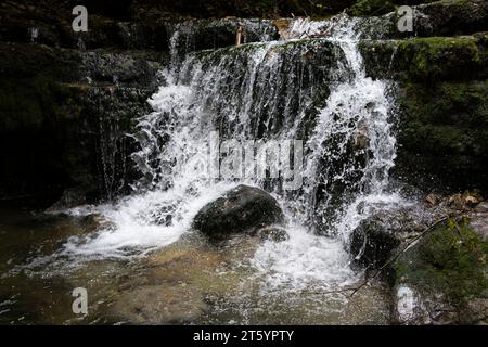 Lake District. Hérisson Wasserfälle. Blick auf den Wasserfall Le Gour Bleu Stockfoto