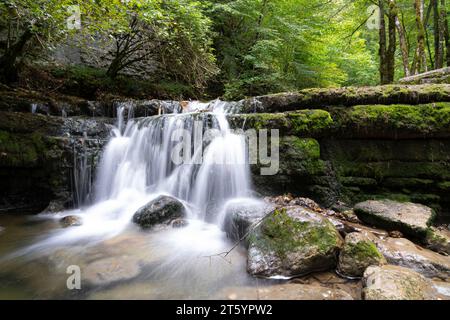 Lake District. Hérisson Wasserfälle. Blick auf den Wasserfall Le Gour Bleu Stockfoto