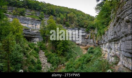 Lake District. Hérisson Wasserfälle. Blick auf den Wasserfall Le Grand Saut Stockfoto