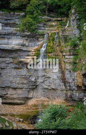 Lake District. Hérisson Wasserfälle. Blick auf den Wasserfall Le Grand Saut Stockfoto