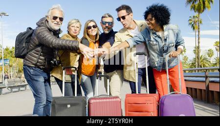 Eine Gruppe verschiedener Freunde mittleren Alters feiert gerne einen Urlaub in einer Stadt Stockfoto