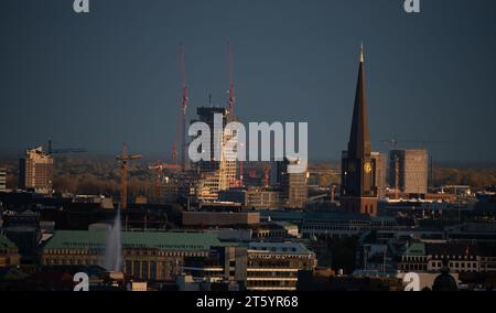 Der Bau des Elbturms in Hamburg wurde wegen Konkurs eingestellt. Aufgenommen am 7. November 2023 in Hamburg. Stockfoto