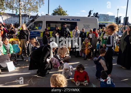 London, Großbritannien. November 2023. Eltern für Palästina protestieren vor dem Haus Portcullis, um einen sofortigen Waffenstillstand in Gaza zu fordern. Eltern protestierten in Solidarität mit palästinensischen Familien in Gaza, wo laut dem palästinensischen Gesundheitsministerium über 4.100 Kinder bei israelischen Luftangriffen getötet wurden. Quelle: Mark Kerrison/Alamy Live News Stockfoto