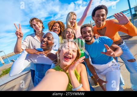 Frontalansicht multiethnischer glücklicher und aufgeregter Freunde beim Selfie in der Stadt Stockfoto