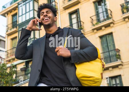 Porträt eines legeren arabischen Geschäftsmannes, der draußen mit dem Telefon spricht Stockfoto