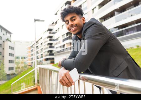 Seitenporträt eines glücklichen jungen arabischen Geschäftsmannes in der Stadt Stockfoto