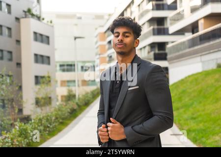 Porträt eines selbstbewussten und eleganten jungen arabischen Geschäftsmannes in der Stadt Stockfoto