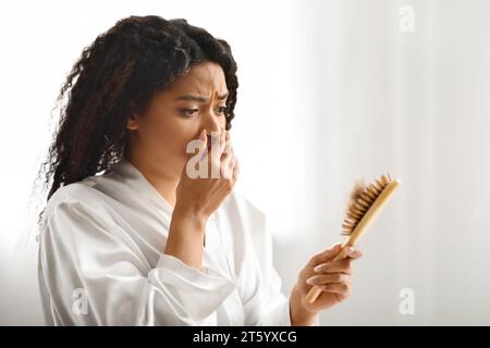 Schwarze Weibliche Bürste Voller Gefallener Haare Und Blick Darauf Stockfoto