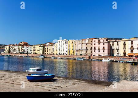 Blick über den Fluss Temo zu den Häusern in der Altstadt von Bosa, Oristano, Sardinien, Italien Stockfoto