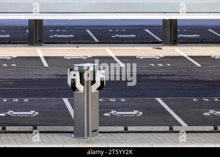 Der größte Ladepark der Welt wurde am Bahnhof Merklingen Schwäbische Alb eröffnet. 259 überdachte Stationen für Elektroautos befinden sich unter zwei 160 und 190 Stockfoto